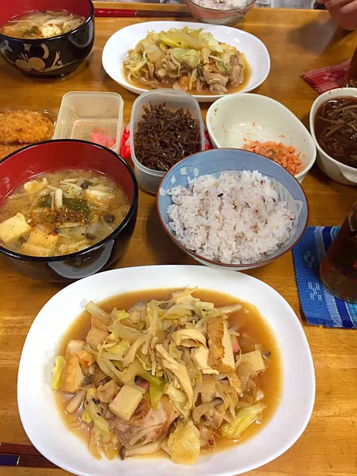 鶏肉と厚揚げとキャベツとキノコのゆずぽん炒め、きのこ汁🍄*\(^o^)/*|すかラインさん