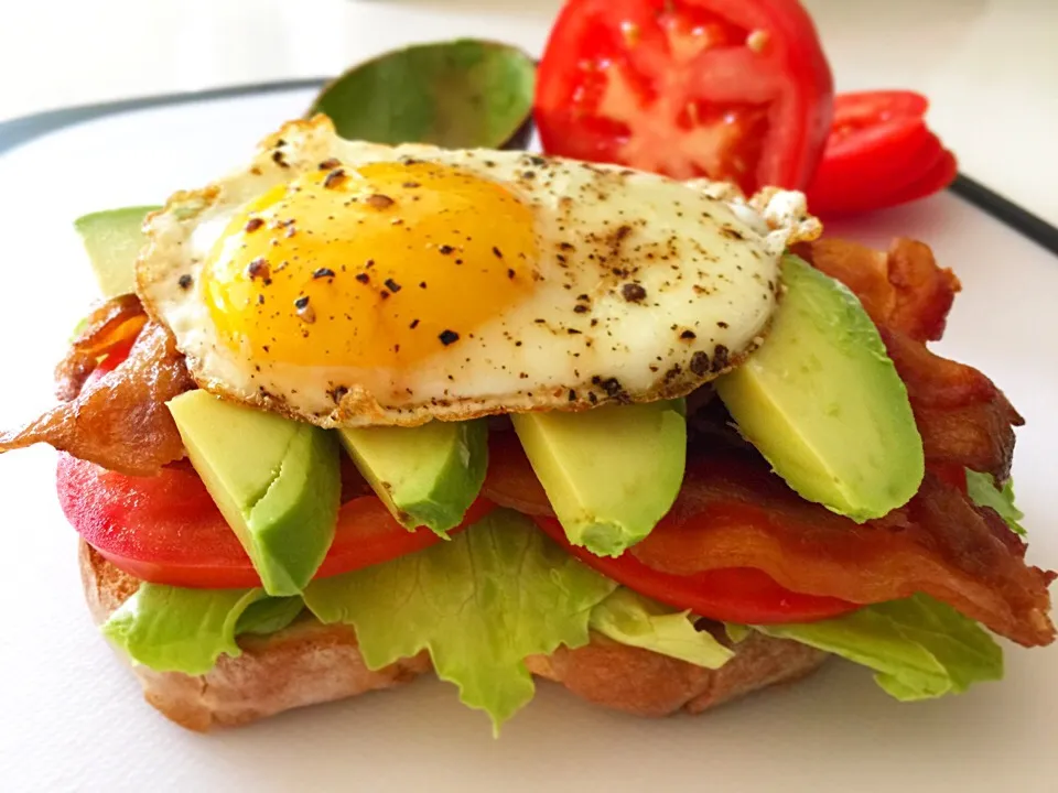 Bacon, egg, avocado, tomato sandwich|mamaeriさん