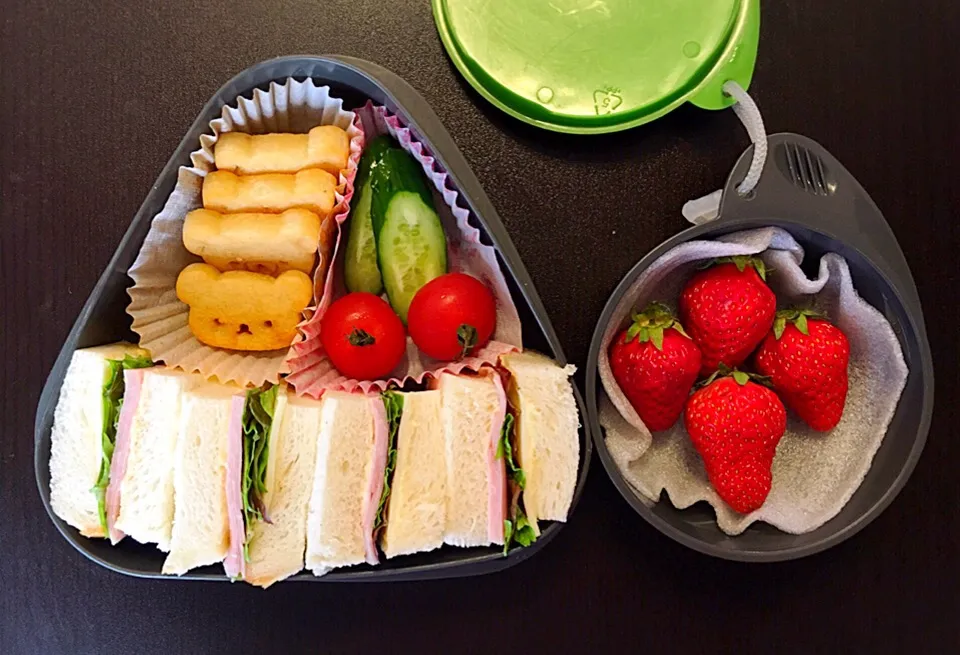 お弁当 🍔  
#sandwich #lunchbox #lunch #strawberry #fruits #homemade #homecooking|sirakorn owadaさん