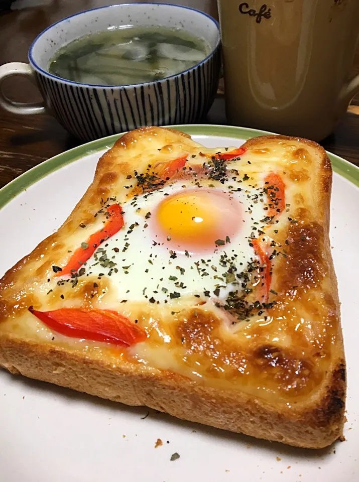 朝ごはん  目玉トースト 味噌スープ 豆乳ラテ|ぽんたさん