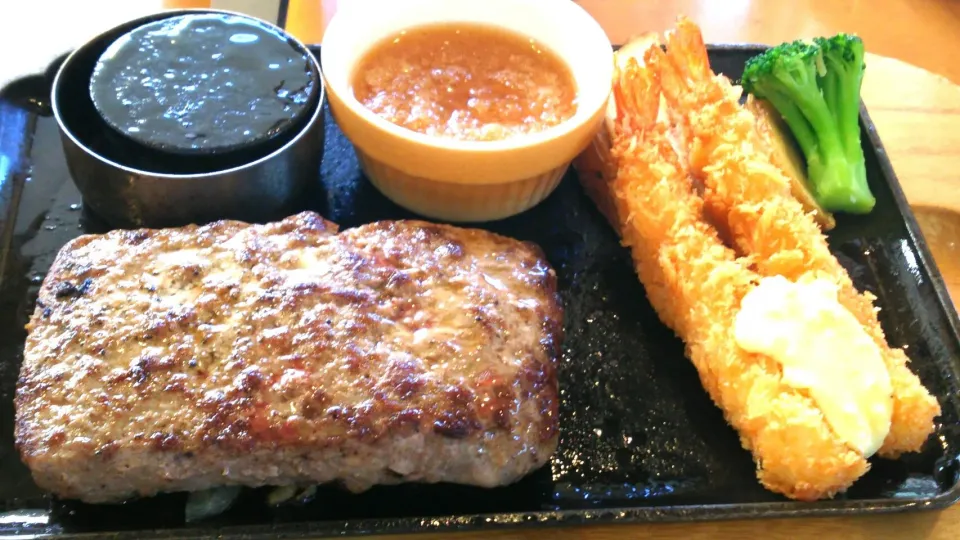 Snapdishの料理写真:Eating out 🍴 #Hamburg Steak #ココス #ハンバーグ #海老フライ 付 180㌘|まめさん