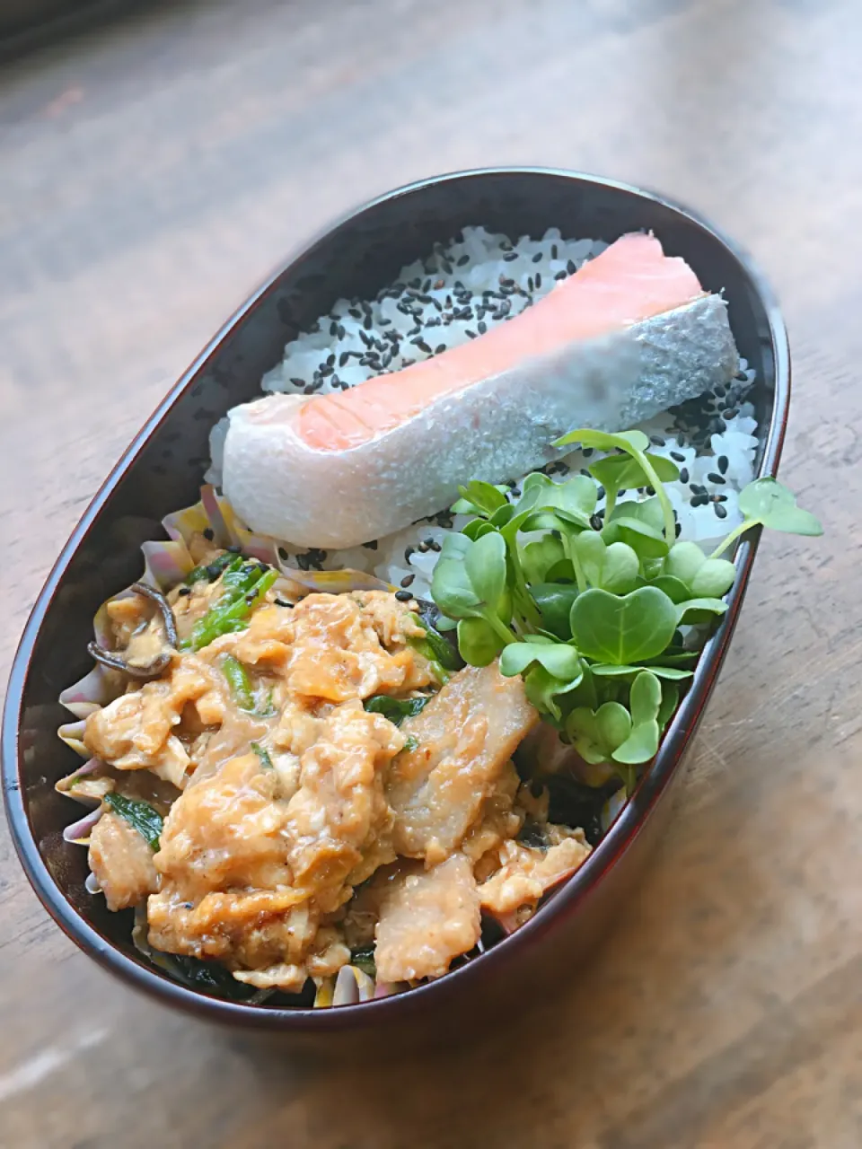 今日のお弁当
・豚肉とキクラゲの玉子炒め
・茹でシャケ|akiさん