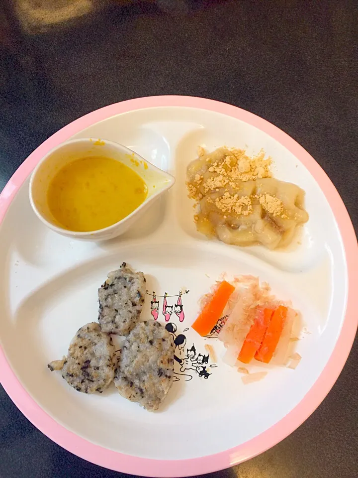 離乳食 昼
・ひじきごはんのおやき
・にんじんスティック & 大根スティック おかか和え
・かぼちゃの豆乳ポタージュ
・きな粉バナナ|ぺろたんさん