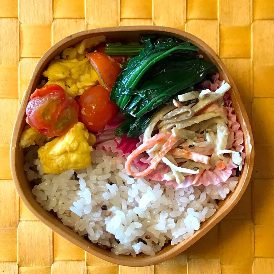 Snapdishの料理写真:プチトマトと玉子の炒め物
ほうれん草のごま和え
パリパリごぼうと人参のマヨネーズ和え
雑穀米|ゼニコさん