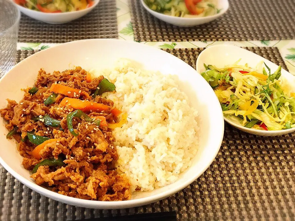 「チェユッポクム」豚肉の辛い炒め物です❣️韓国料理は野菜を豊富に入れる特徴があります。(^_−)−☆|Hi-Niさん