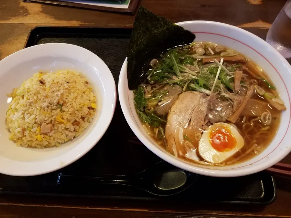 今日の昼食
醤油ラーメン&チャーハン|Morito Kamiyaさん