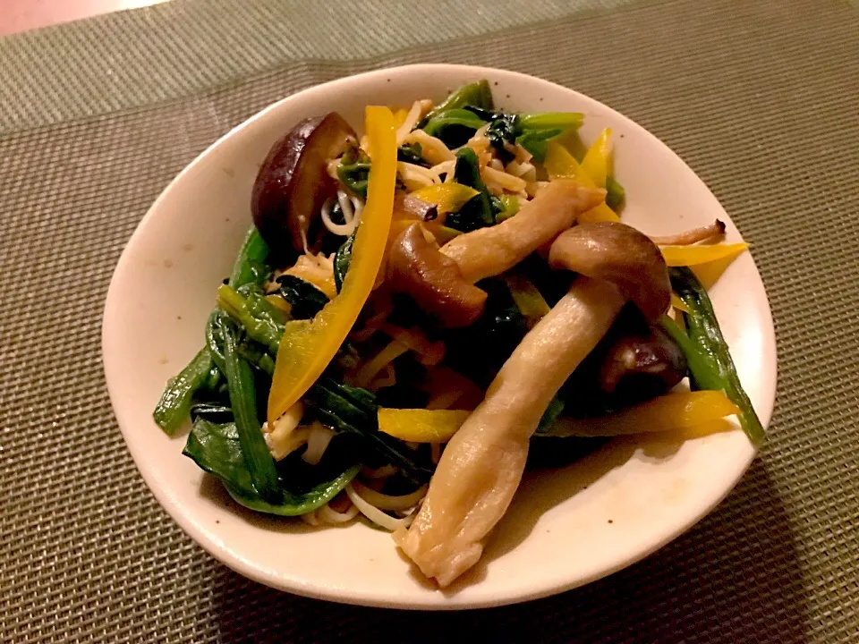 Snapdishの料理写真:Stir-fried mushrooms&spinach w/butter soy sauce🌿🍄きのことほうれん草のバター醤油炒め|🌈Ami🍻さん