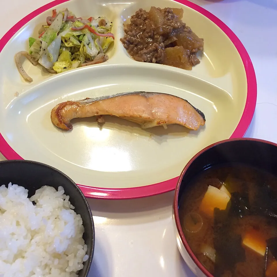 ❁塩鮭
❀キャベツの温サラダ
✿大根とひき肉の煮物
✾赤だし

2017/04/17|ちび太さん