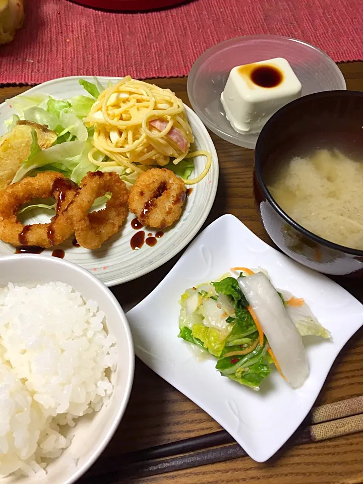 Snapdishの料理写真:#イカリング
#玉子とベーコンのサラスパ
#冷奴
#味噌汁
#白菜の浅漬け|Terumi  Yokosawaさん