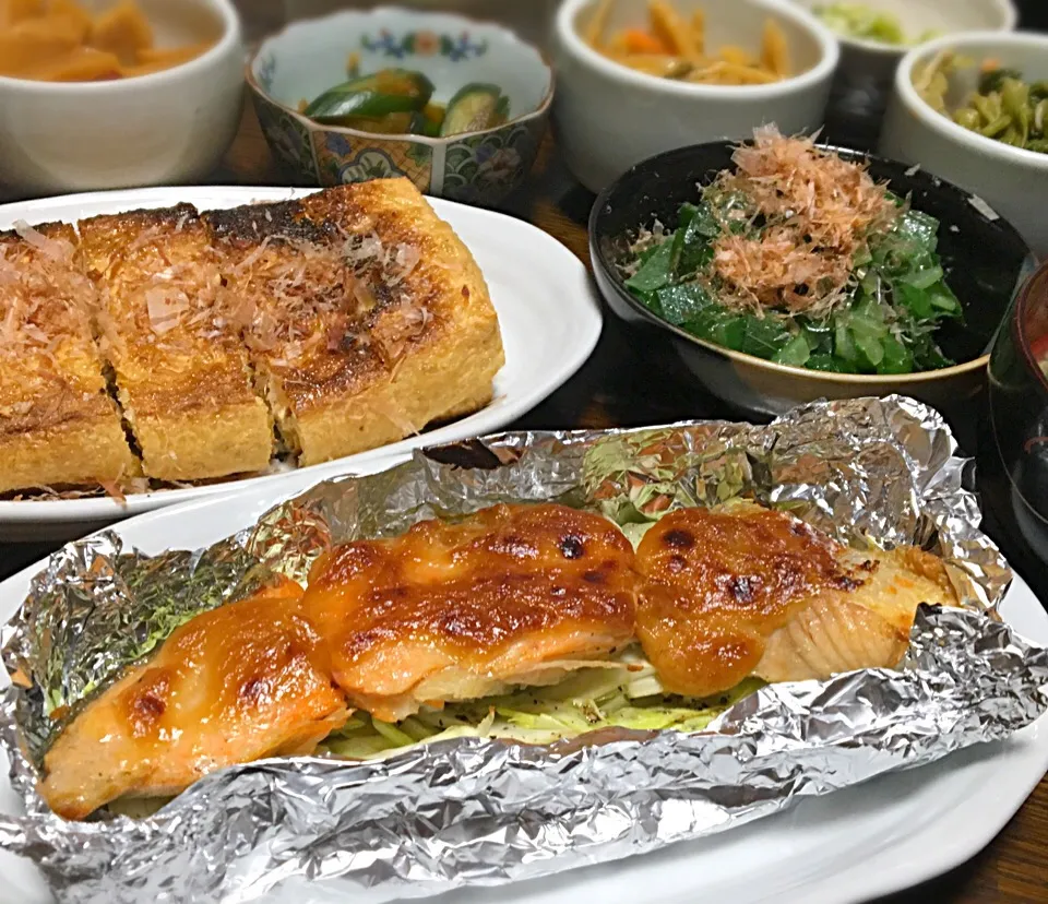 Snapdishの料理写真:晩ごはん  鮭のマヨ味噌焼き 栃尾の油揚げ焼き山椒味噌で 下仁田葱の青い所の油炒め メンマ 里芋煮 きゅうりのたまり漬 納豆 雑穀ごはん にらのかき玉汁|ぽんたさん