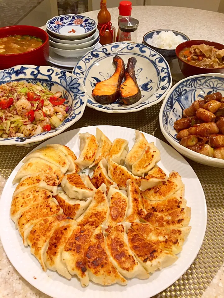 鳥の胸肉チーズ🧀イン餃子
えび🦐とセロリのサラダ🥗
豚ばらネギ巻き|Mayumiさん