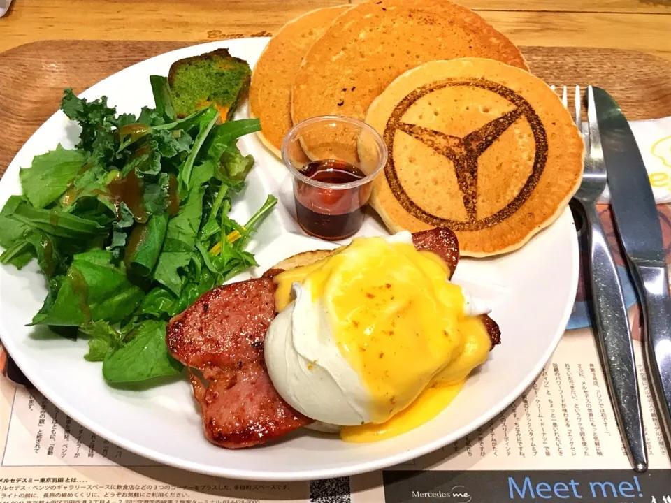 今夜はオサレにエッグベネディクト。羽田空港限定のカリーブルスト版をオーダー。 たこ焼き食うたし、足りるかな…。|たけうちさん