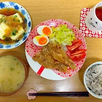 Snapdishの料理写真:今日の夕ご飯＊

・豚の生姜焼き
・半熟ゆで卵、温キャベツ、トマト
・揚げ出し豆腐
・じゃがいもと玉ねぎのお味噌汁
・十六穀ごはん

揚げ出し豆腐にも生姜をちょっと入れて風味を出し、たっぷり大根おろしを入れました(^^)
美味しかった〜♪|ヤマネコさん