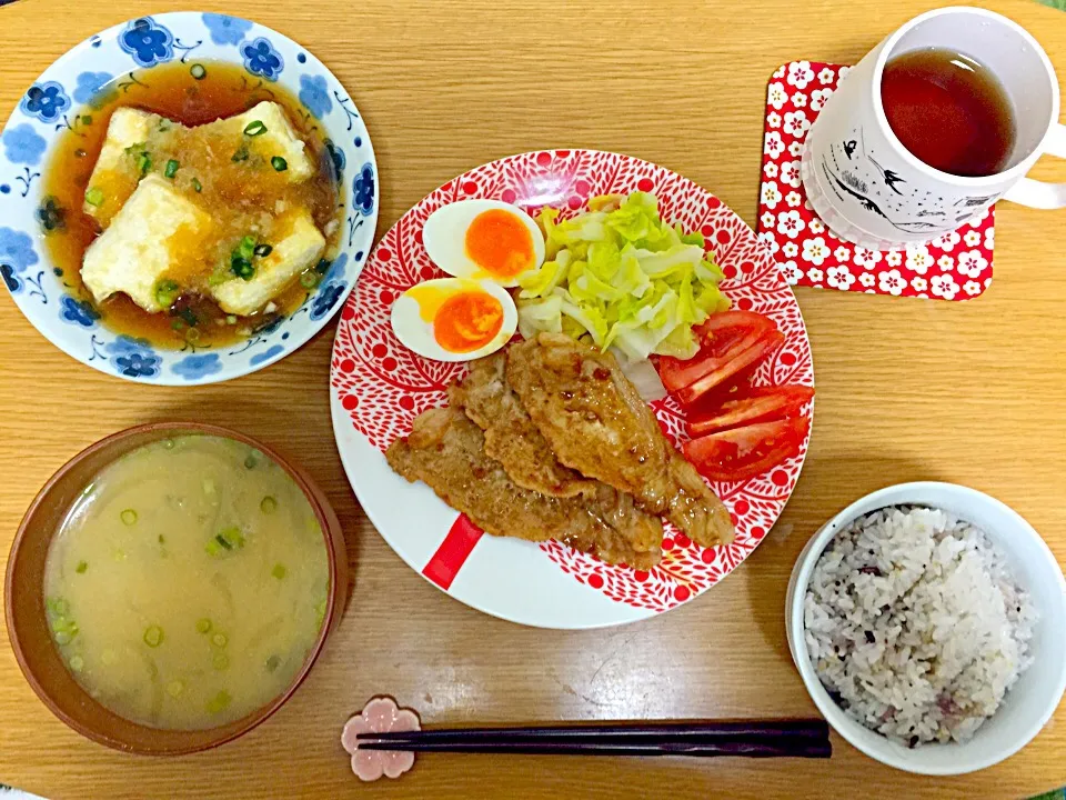 Snapdishの料理写真:今日の夕ご飯＊

・豚の生姜焼き
・半熟ゆで卵、温キャベツ、トマト
・揚げ出し豆腐
・じゃがいもと玉ねぎのお味噌汁
・十六穀ごはん

揚げ出し豆腐にも生姜をちょっと入れて風味を出し、たっぷり大根おろしを入れました(^^)
美味しかった〜♪|ヤマネコさん