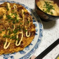 Snapdishの料理写真:山芋のお好み焼きとお味噌汁|ばんびさん