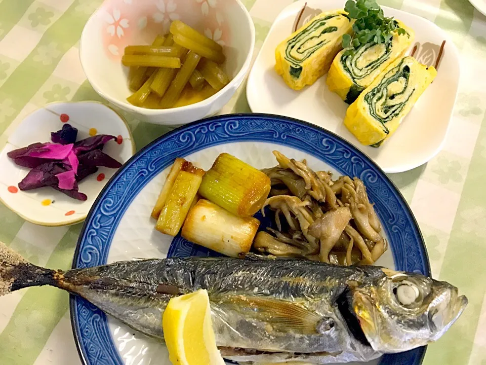 Snapdishの料理写真:アジの塩焼き、フキのだし煮、青菜入り玉子焼き|もちもちさん