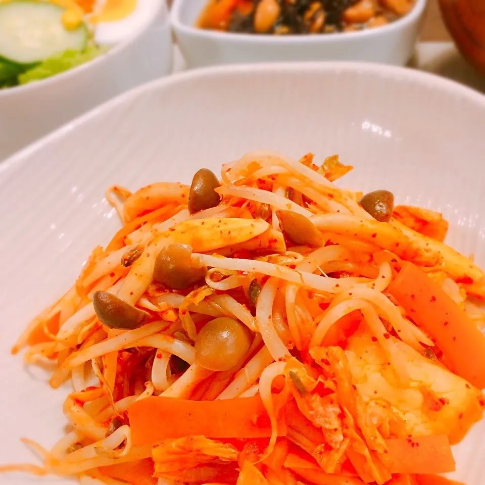 モヤシとシメジのキムチ野菜炒め🍳🌶|🍎ゆかりんご🍎さん