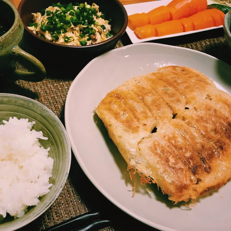 Snapdishの料理写真:焼き餃子+キャベツと納豆のコールスロー風サラダ+人参の一本漬け|しげさんさん