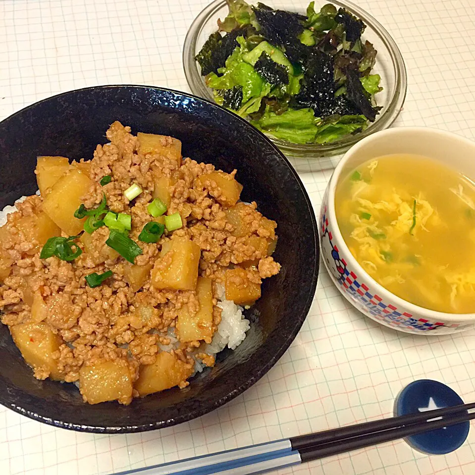 新じゃがの味噌中華そぼろ丼☆チョレギサラダ☆卵スープ|みいみいさん