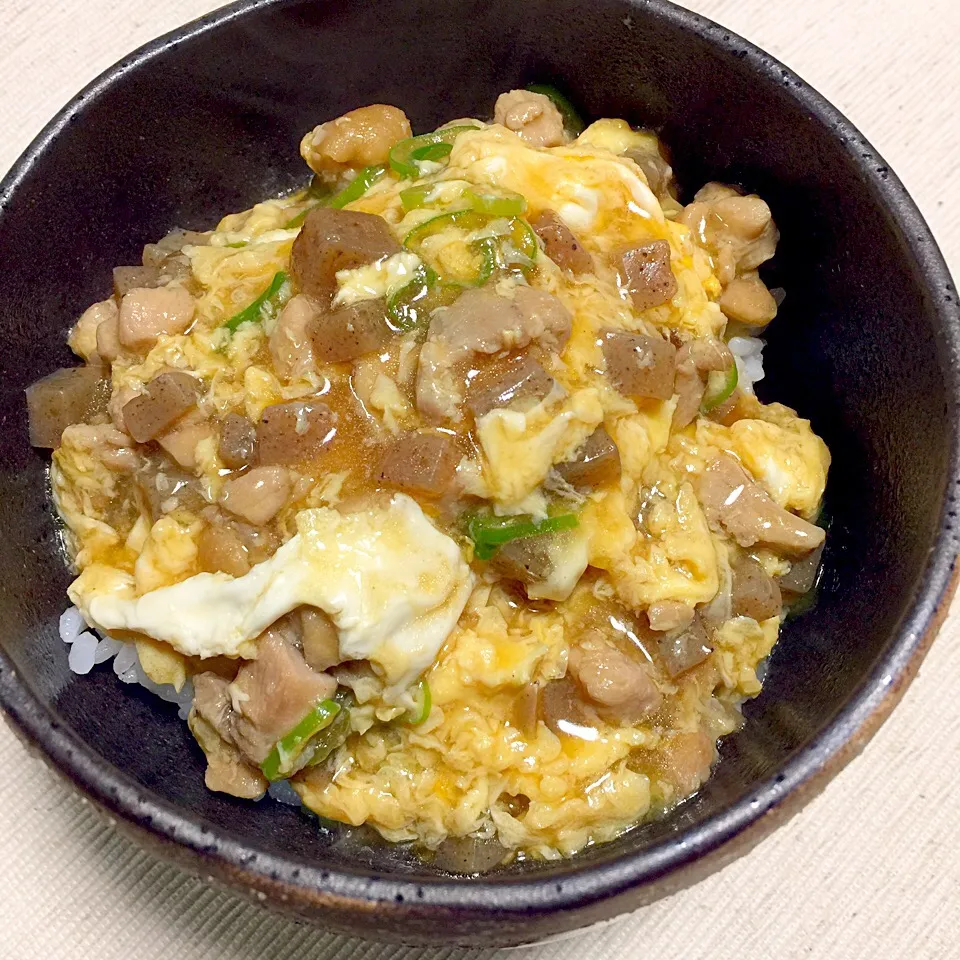 Snapdishの料理写真:#どんぶり 
鶏肉とこんにゃくの甘辛炒め煮をつかった玉子丼
 食べる時にラー油をたらすと美味しい|もこうさぎさん