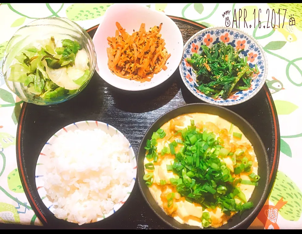 昨日の夕食😊  豆腐と揚げ玉の天丼風卵とじ   ニンジンしりしり   のらぼう菜の胡麻和え   レタスと塩昆布の和え物|reikoさん