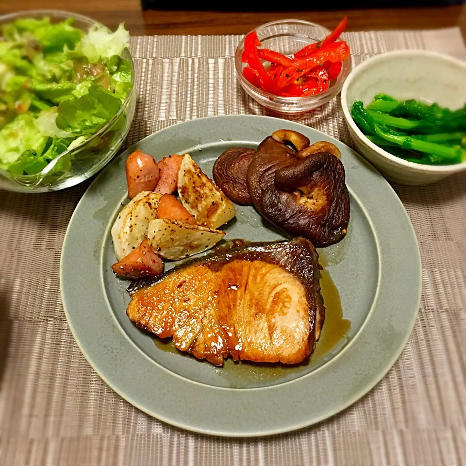 4.16
・ぶりの照り焼き
・菜の花のお浸し
・原木椎茸のバター塩焼き
・かぶとウインナーの炒め物|たまさん