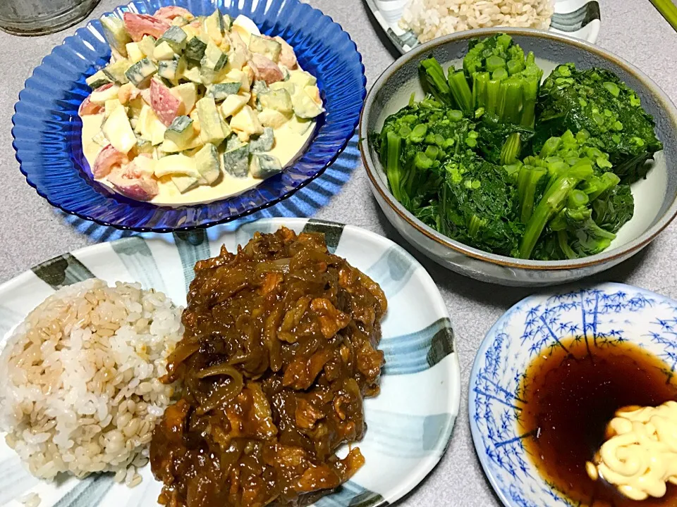 Snapdishの料理写真:もち麦飯新玉ねぎトマトリンゴカレーライス、かき菜、玉子マヨチーズサラダ|ms903さん