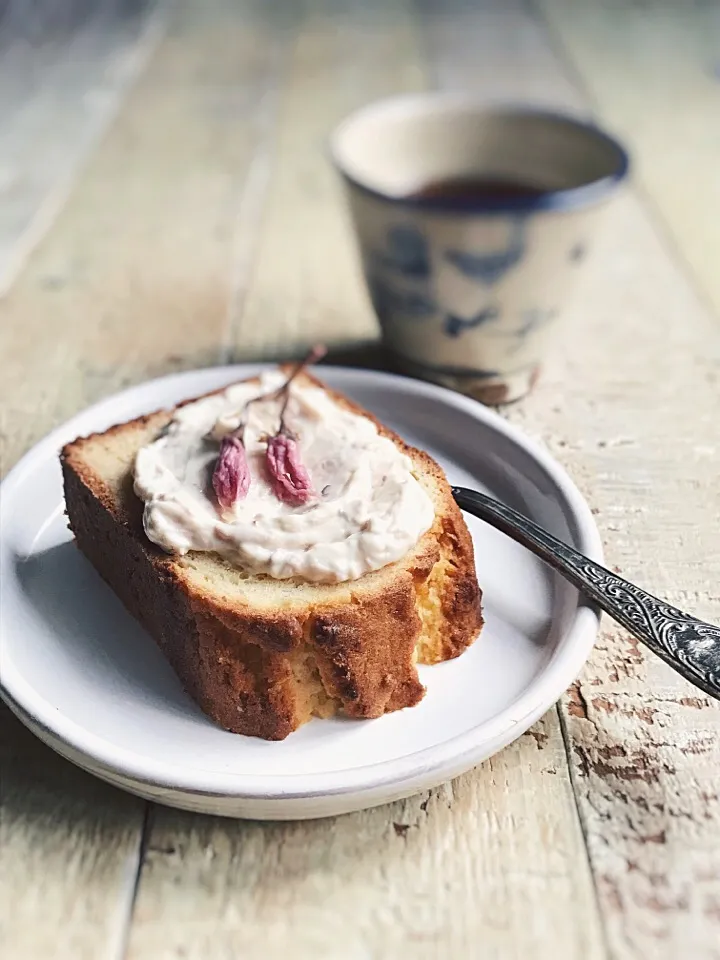 Snapdishの料理写真:酒粕のパウンドケーキ、桜クリームチーズ|rick chanさん