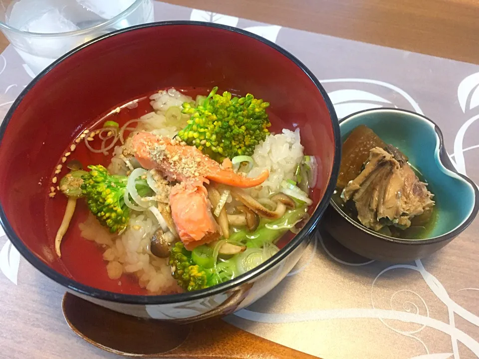 朝ごはん
焼きシャケとしめじとネギとブロッコリーの出汁茶漬け、鯖缶と大根の煮物|かよちゃんさん