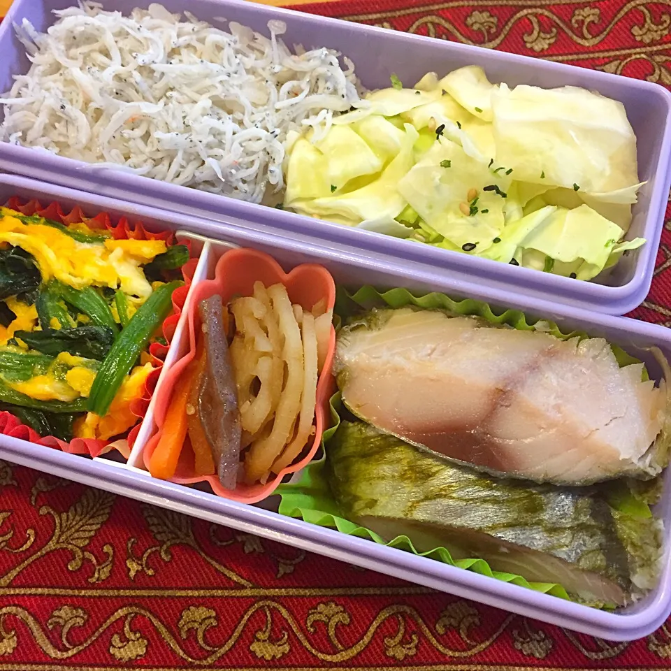 鯖の昆布締めとレンコンのきんぴらとほうれん草の卵とじとしらすご飯弁当|もえさん