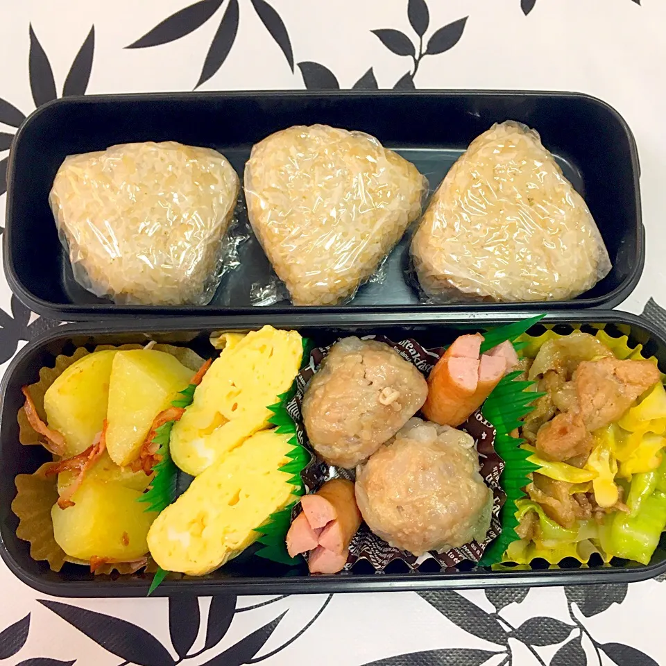 Snapdishの料理写真:息子のお弁当 肉団子 キャベツと豚肉の甘辛炒め 卵焼き ジャガイモのバター焼き ウィンナー 玄米おにぎり|keitakumamaさん