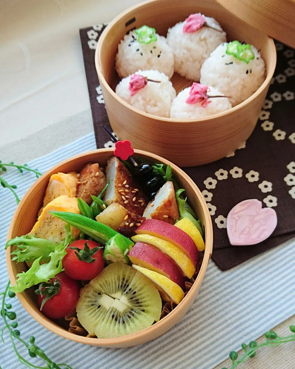 娘弁当☺  桜ご飯おにぎり  長芋の豚巻きといんげんの照り焼き  さつまいものレモン煮  玉子焼き  オクラ  プチトマト🍅  キウイ|e  satoさん