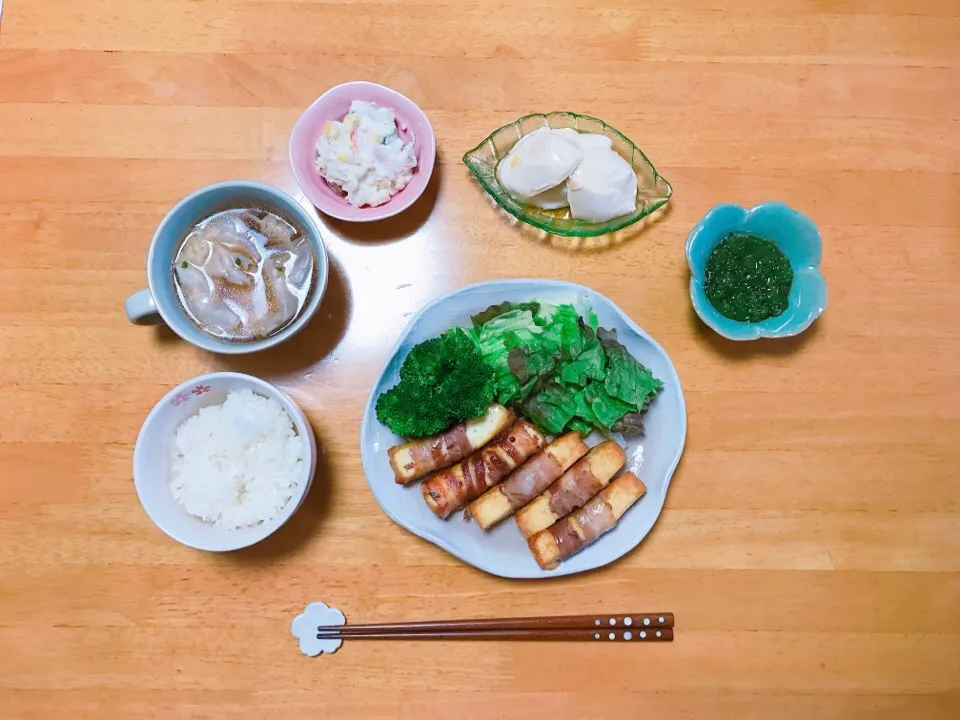 Snapdishの料理写真:夕ごはん
厚揚げ豆腐の豚肉巻き
ワンタンスープ|ちゃみこさん