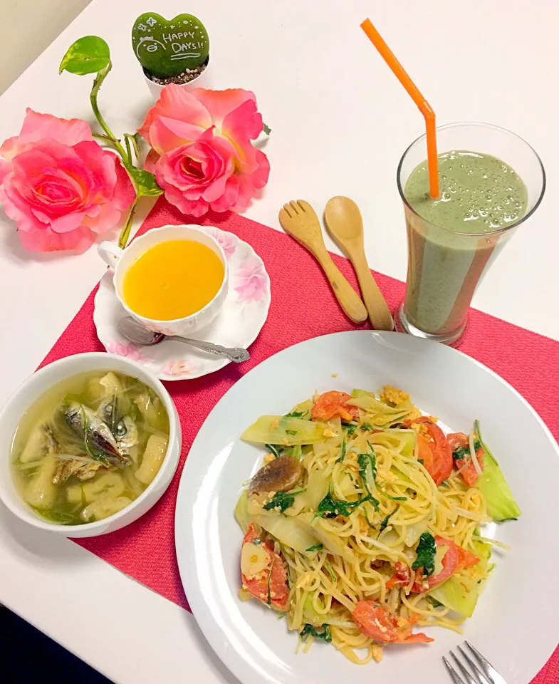 朝ごはんは勝負飯〜〜( ◠‿◠ )
たっぷり野菜のサラダスパ、ペペロンチーノ味、トマトの卵とじも入れてます(￣▽￣)え〜〜？どんなスパ⁉︎😅💖
旨旨〜〜( ◠‿◠ )
マンゴーゼリー
甘酒スムージー
アジ煮干し入り水菜と揚げの味噌汁
今日もバランスいいね〜🤗🎵🎵|はみちゃんさん