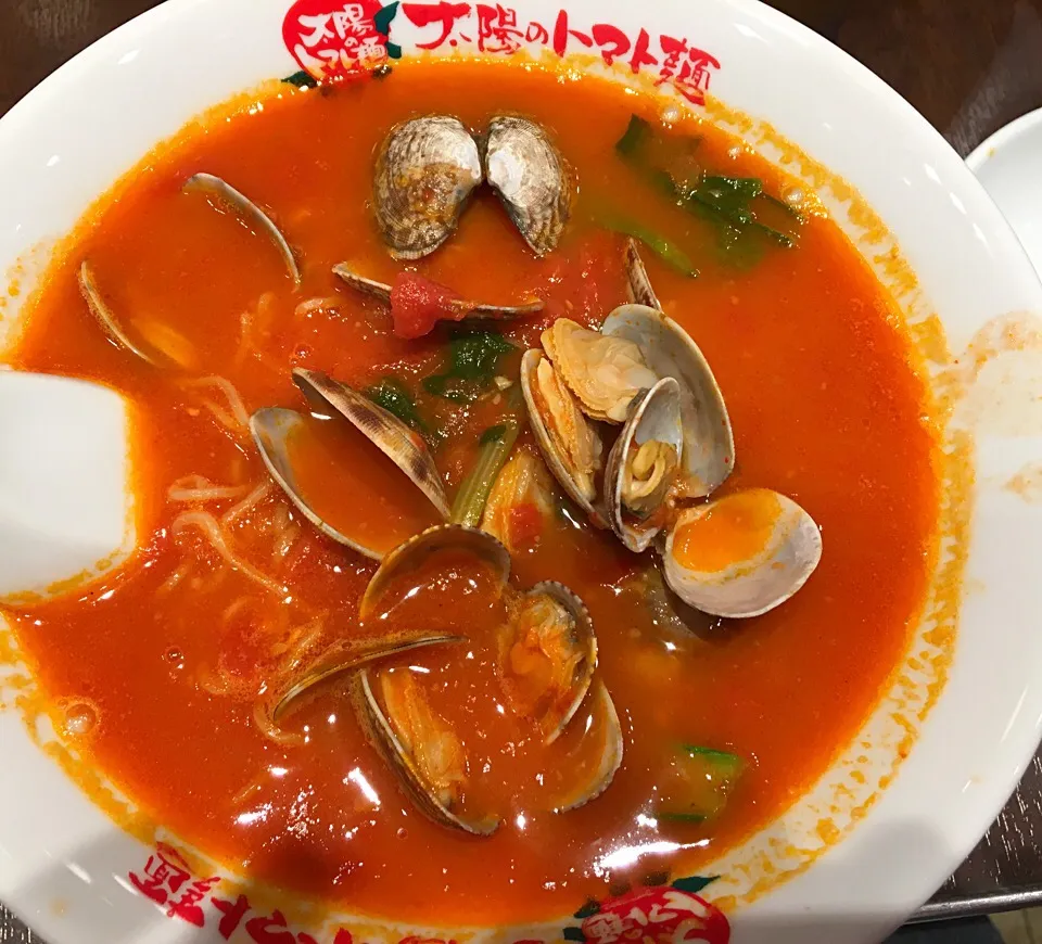 Snapdishの料理写真:太陽のトマト麺🍅ボンゴレラーメン🍜|yoshikoさん