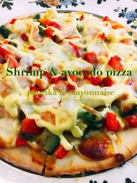 海老とアボカドのピザ🍕パプリカ,マヨネーズご飯🍴|Chef Ak🍷koさん