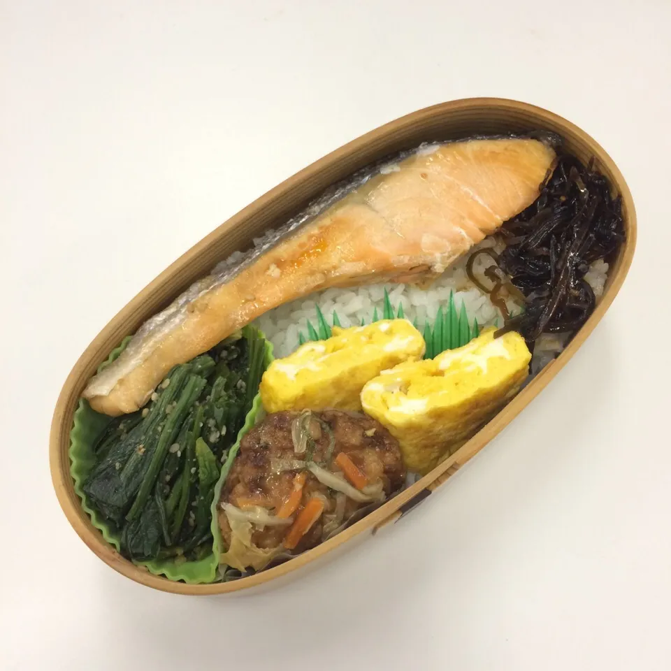 弁当（甘塩鮭、豆腐ハンバーグ、玉子焼き、ほうれん草ゴマ和え、キクラゲ佃煮）|SasaMasa213さん