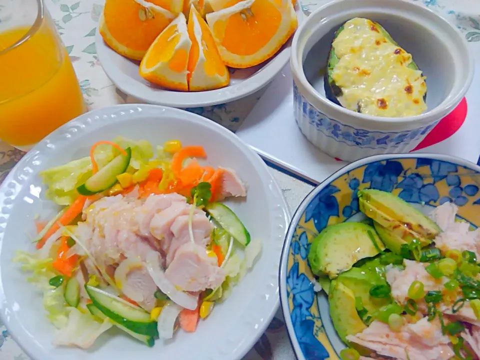 サラダチキンとアボカドでさっぱりランチ☀🍴|うたかた。さん