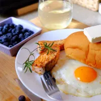 Pan-fried Salmon 、Sunny-side-up、bread、cheese、honey lemonade、blueberry|柴旺&胖达のkitchenさん