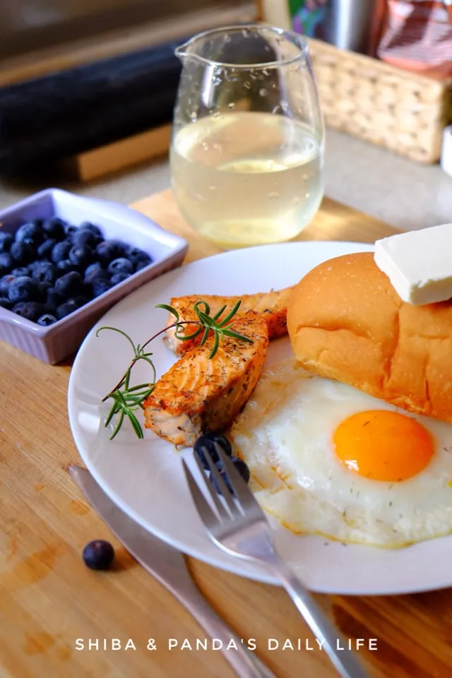 Pan-fried Salmon 、Sunny-side-up、bread、cheese、honey lemonade、blueberry|柴旺&胖达のkitchenさん