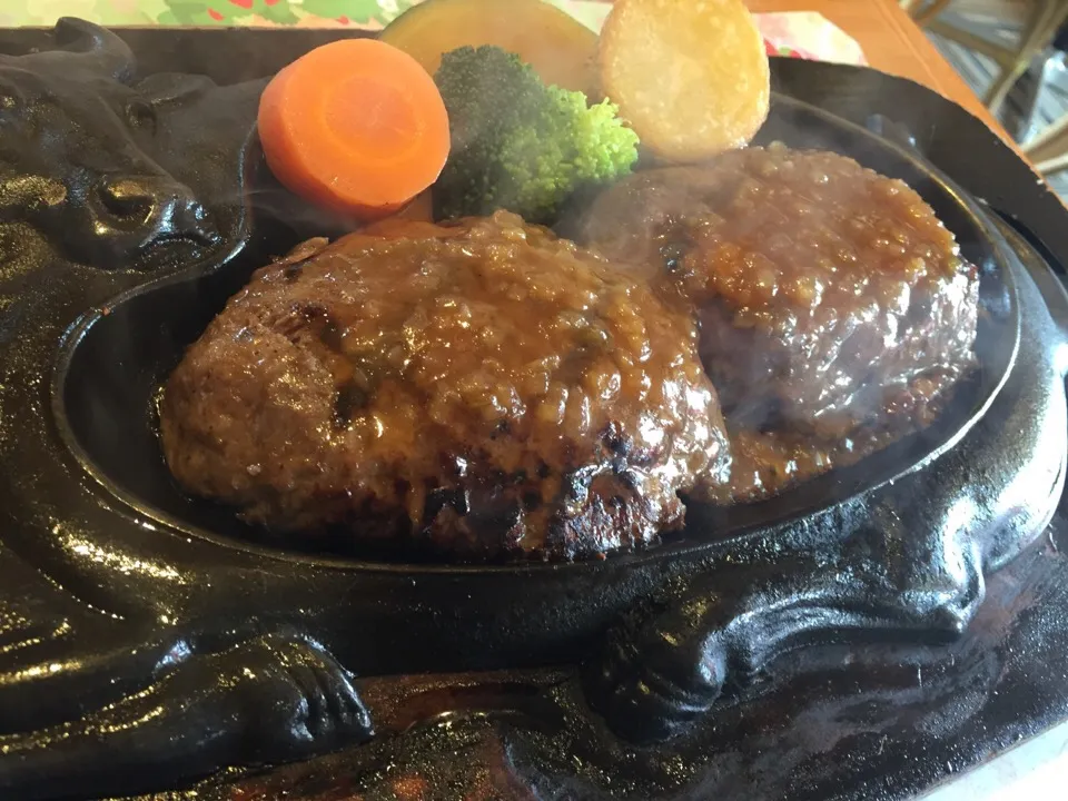 Snapdishの料理写真:げんこつハンバーグランチ🐮|まさとさん