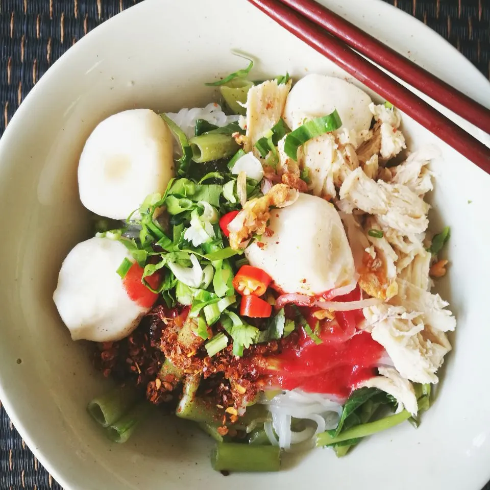 fishball & chicken Yentafo noodles #eatinthai|Eat in Thaiさん