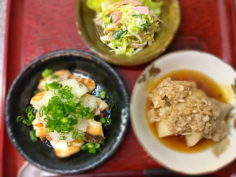 晩御飯。鯛塩焼の大根おろしのせ、里芋の鶏肉あんかけ、コールスロー|こぼるさん