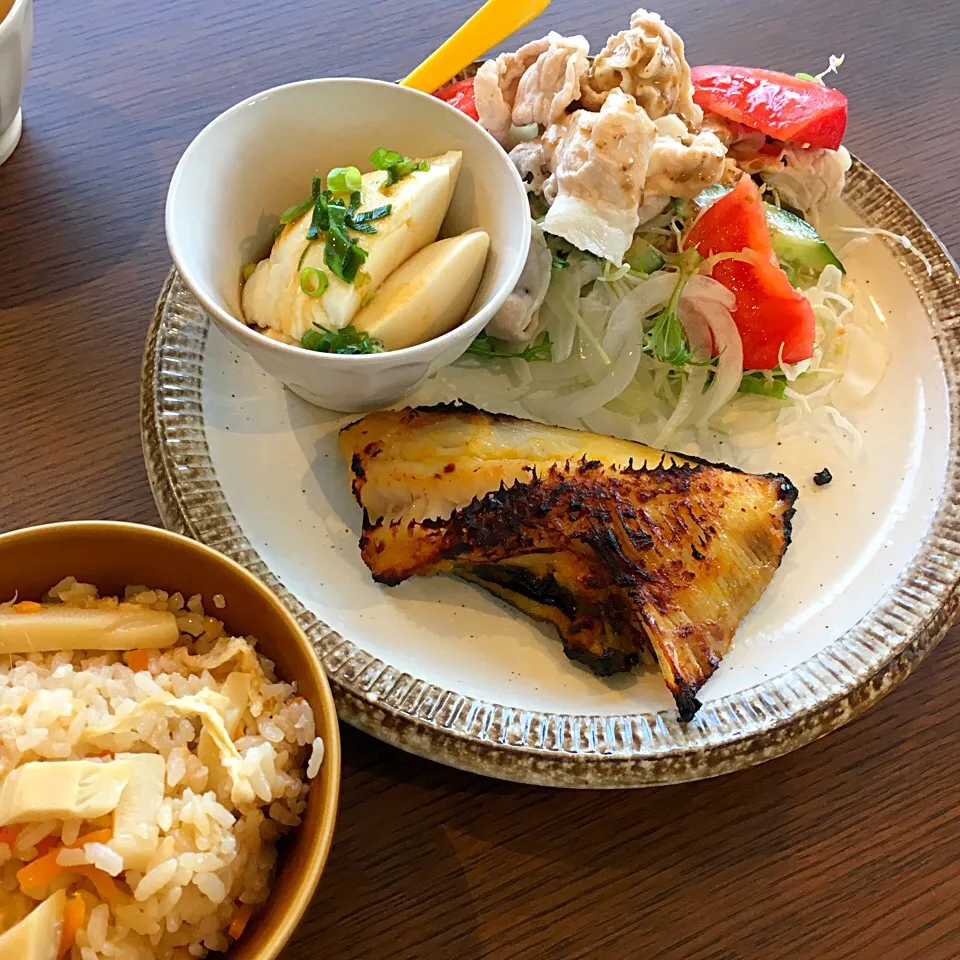 晩ご飯 #たけのこご飯 #西京焼き #冷しゃぶサラダ  #寄せ豆腐|natsu727さん