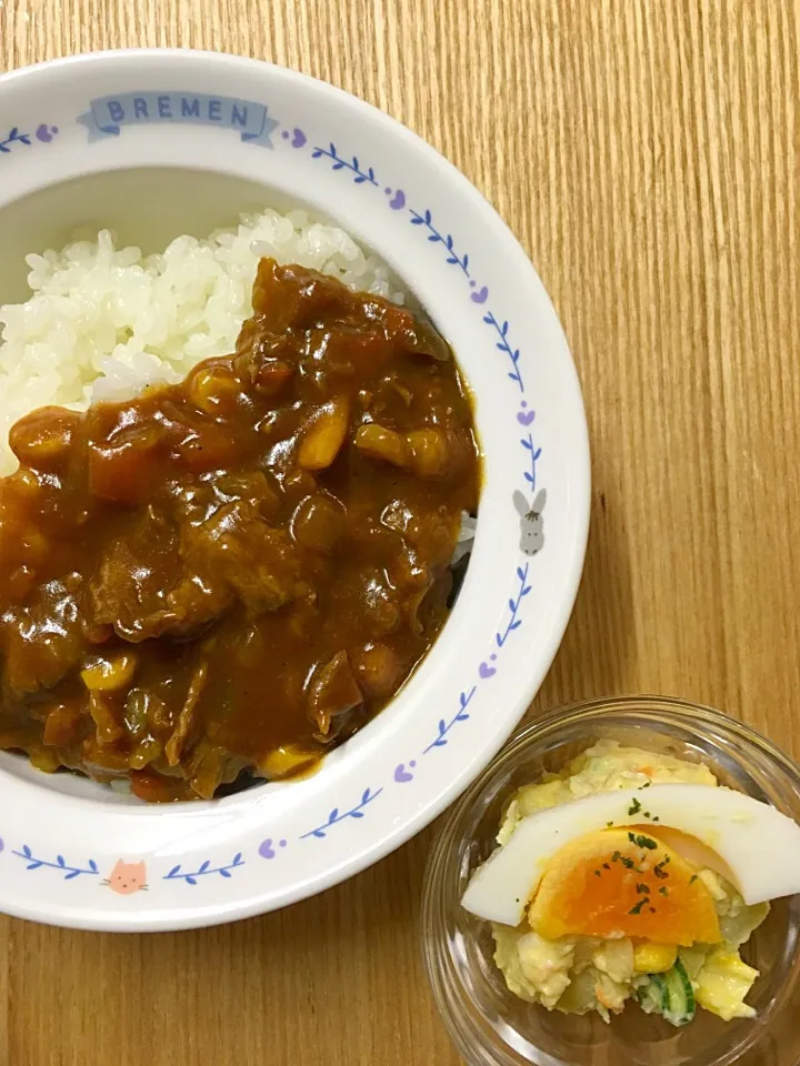 ビーフカレー、玉子マカロニサラダ

#ムスメご飯|mossan＠OSAKAさん