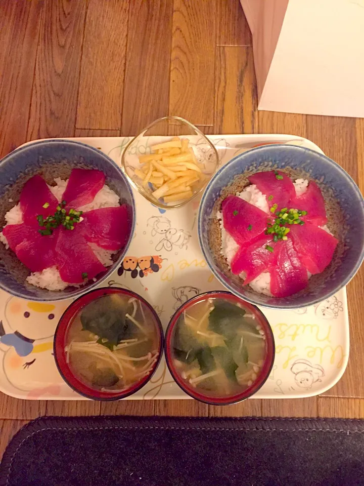 Snapdishの料理写真:マグロ丼 & 味噌汁 & 大根のポン酢ダレ漬け|ぺろたんさん