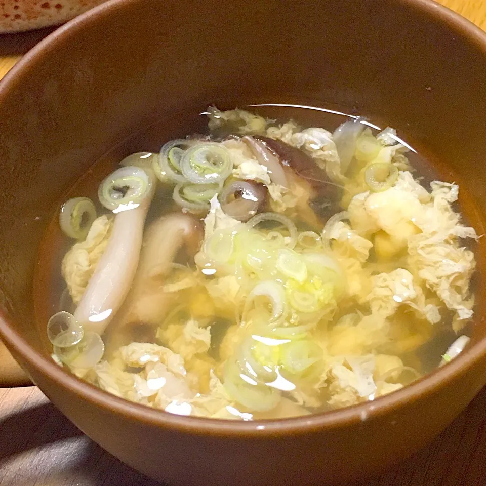 Snapdishの料理写真:たっぷりきのことふわふわ卵の白だしスープ|yumyum😋さん