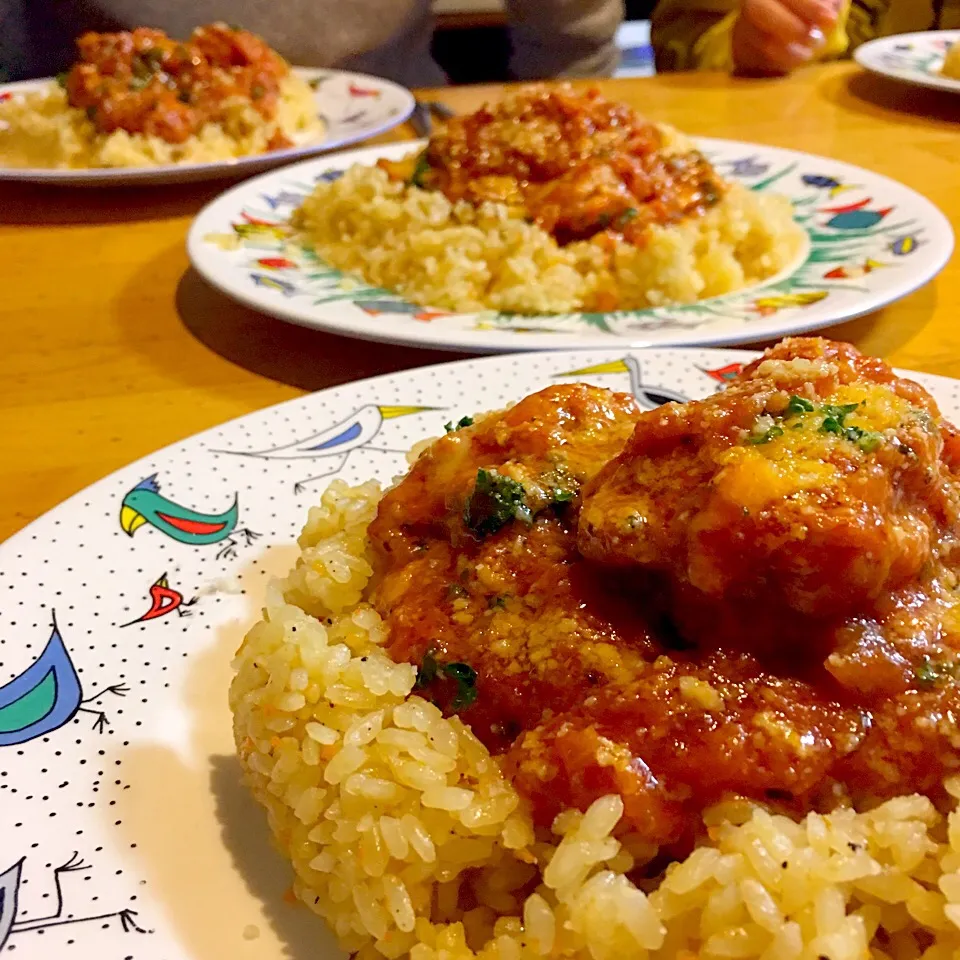 夕食は鶏肉のチーズたっぷりのトマトソース煮込みと、炊飯器でピラフ|Chef 中川浩行さん