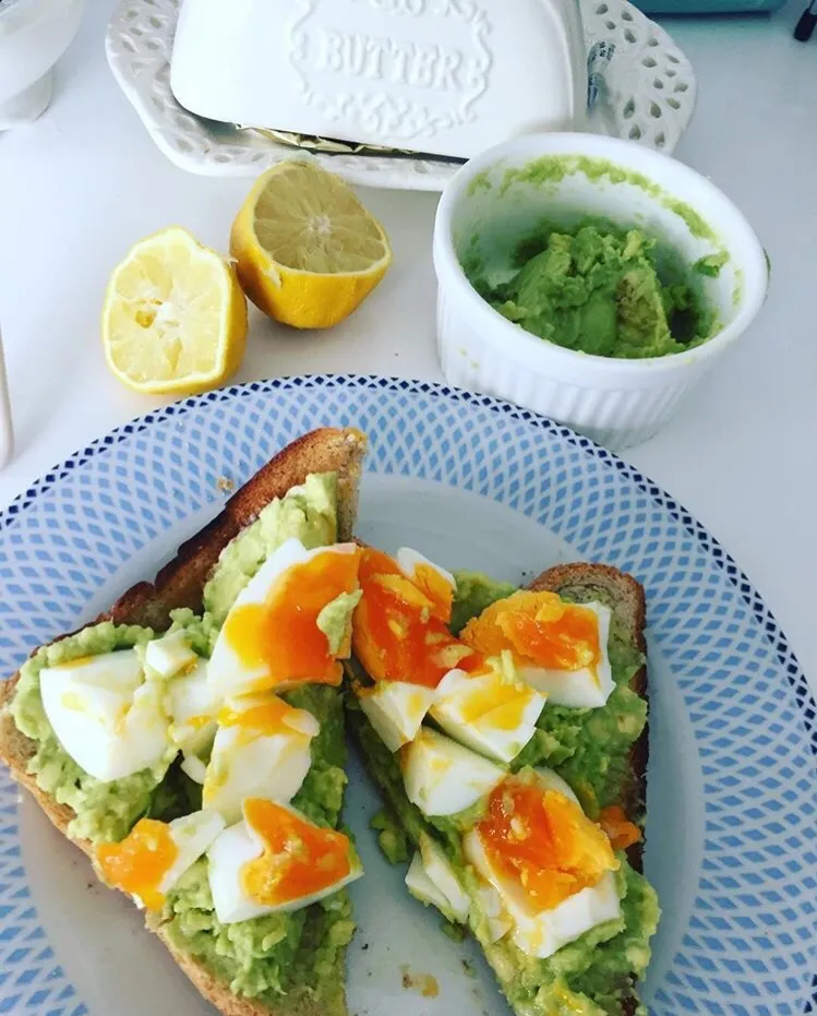 Avocado egg sandwich|simplyfoodさん