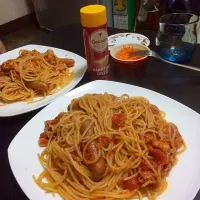 トマト缶と豚肉をグツグツ煮込んだソースにソーセージ|hal00さん